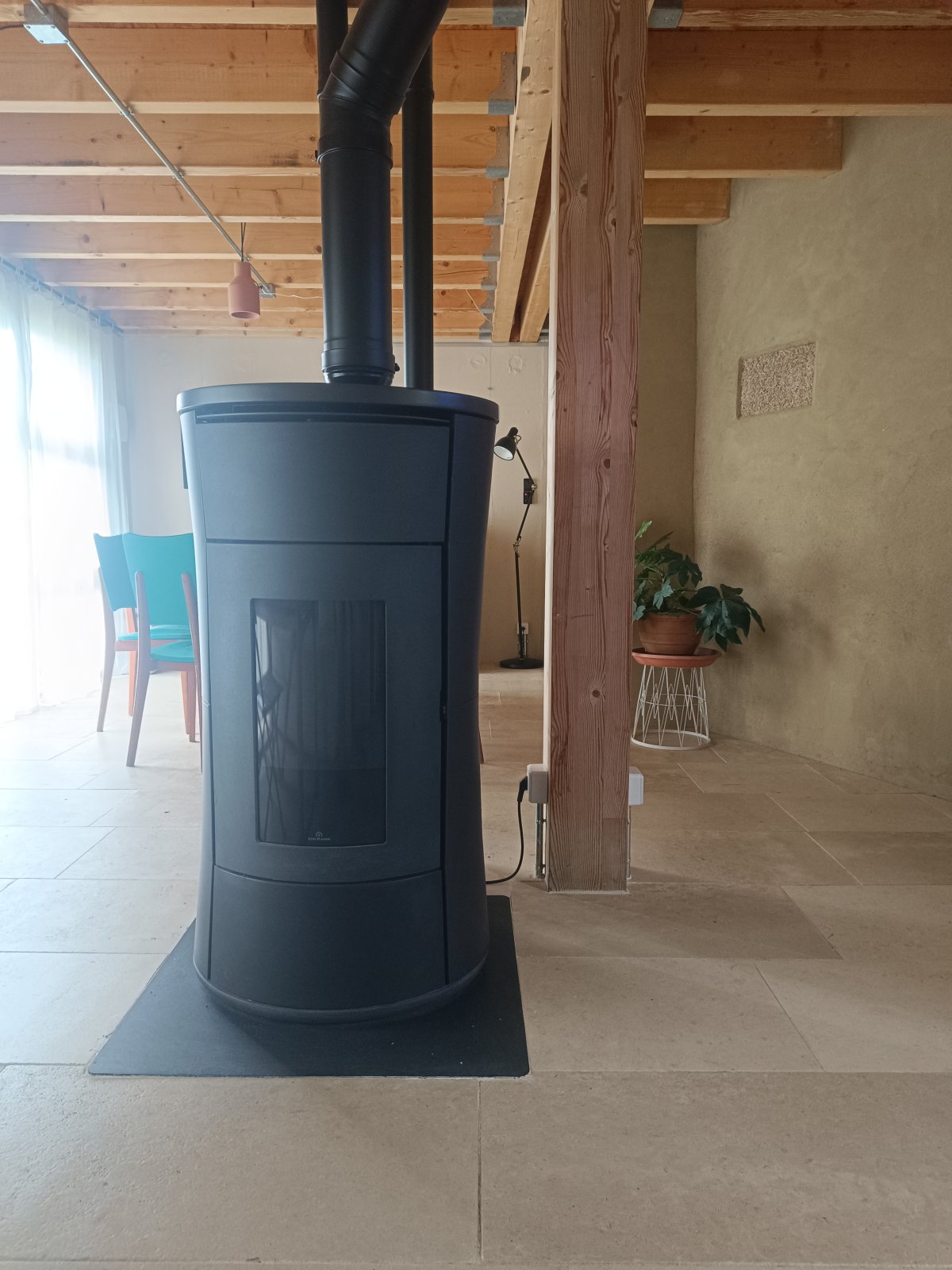 Le poêle à granulés installé chez les bureaux de 180° Ingénierie – Source : Ekhosystem